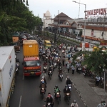 Kawasan sekitar pertigaan Bangah-Aloha Gedangan Sidoarjo yang terpantau padat. Foto: Ist