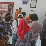 Kepala Dinsos P3A Kota Mojokerto, Choirul Anwar, saat meninjau distribusi bansos.