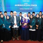 Gubernur Khofifah saat foto bersama penerima beasiswa Pemprov Jatim 2023.