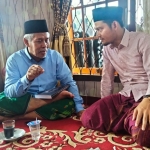 Nur Hidayatullah, Sekretaris Lajnah Falakiyah PWNU Kalsel saat bersilaturahmi dengan Ketua PWNU Jatim KH Marzuki Mustamar. foto: istimewa