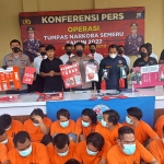 Kapolres Mojokerto, AKBP Apip Ginanjar, didampingi jajaran Satuan Reserse Narkoba dan Kasubag Humas Polres Mojokerto, saat menggelar  konferensi pers Operasi Tumpas Narkoba Semeru 2022, Rabu (7/9/2022).