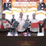 Kasatreskrim Polres Mojokerto Kota AKP Rudi Zaeny (tengah) menunjukkan barang bukti yang diamankan.