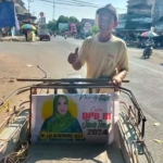 Seorang tukang becak saat menunjukkan gambar salah satu calon DPD RI dari Jawa Timur, Ning Lia. Foto: Ist