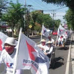 Iring-iringan 16 becak yang membawa para Balon legislatif dari partai Perindo. Foto : Hendro Suhartono/BANGSAONLINE.com