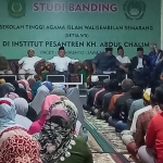 Pengasuh Pondok Pesantren Amanatul Ummah, Prof. Dr. K.H. Asep Syaifuddin Chalim M.A. saat memberi pesan kepada ratusan relawan.