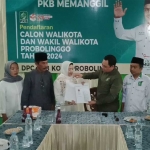 Sri Setyo Pertiwi (tengah) saat menyerahkan formulir pendaftaran sebagai balon wakil wali kota kepada Ketua DPC PKB Kota Probolinggo, Abdul Mujib.