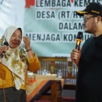 Bupati Kediri Hanindhito Himawan Pramana saat berdialog dengan Astutik ketua RT dari Dusun Padangan, Desa Pagu, Kecamatan Pagu