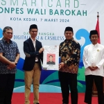 Ketua Yayasan Wali Barokah H. Achmad Fawwas Abdul Aziz (empat dari kiri) saat menerima smart card secara simbolis dari perwakilan BSI. Foto: MUJI HARJITA/ BANGSAONLINE