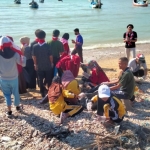 Aksi bersih-bersih sampah di Pantai Kotasek, Desa Tanjung, Kecamatan Pademawu, Kabupaten Pamekasan, Minggu (25/9/2022).