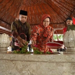 Risma-Gus Hans saat ziarah ke Makam Bung Karno.