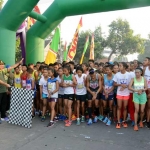 Wakil Bupati Mojokerto Pungkasiadi saat melepas ribuan peserta Lomba Lari Majapahit 10K dalam rangka memperingati Hari Jadi Kabupaten Mojokerto ke-725 Tahun 2018.  foto: YUDI EP/ BANGSAONLINE