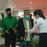 Wali Kota Singkawang Tjhai Chui Mie menganugerahkan simbol kehormatan berupa selendang kepada Prof Dr KH Asep Saifuddin Chalim, MAg dalam acara Pelantikan PC Pergunu Kota Singkawang dan Kabupaten Bengkayang Kalimantan Barat di Kantor Wali Kota Singkawang, Rabu (23/2/2022). Foto: MMA/BANGSAONLINE.com