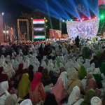 Wali Kota Mojokerto, Ika Puspitasari, ketika berbaur bersama masyarakat dalam Dzikir Akbar yang berlangsung di Alun-Alun Wiraraja.