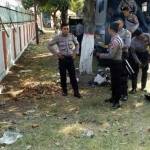 JAGA KETAT - Puluhan di antara ratusan personel Polres Mojokerto di halaman kantor KPUD setempat lengkap dengan anjing pelacak. (gunadhi/BANGSAONLINE)