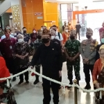 Peresmian MPP Gajah Mada dilakukan secara simbolis oleh Menteri PAN RB dengan pemotongan untaian bunga melati didampingi Deputi Bidang Pelayanan Publik Kementerian PANRB Diah Natalisa.
