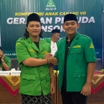 Gus Sahil (kiri) bersama Gus Syadad, Ketua PAC Lekok sebelumnya.