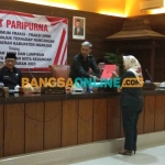 Raditya Harya Yuangga selaku pimpinan dalam rapat paripurna DPRD Nganjuk saat menerima berkas PU dari fraksi PDIP. Foto: BAMBANG DWI JULIANTO/BANGSAONLINE