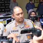 Kapolres Ngawi AKBP Dwiasi Wiyatputera saat memberikan keterangan pada awak media terkait kasus pemerkosaan mahasiswi. Foto: ZAINAL ABIDIN/ BANGSAONLINE