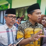 Oka Mehendra didampingi Habib Mahdi usai acara konsolidasi pemenangan Tim Gus Haris (GH) dan Ra Fahmi (RF). Foto: ANDI SIRAJUDIN/ BANGSAONLINE