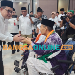 Pj Gubernur Jawa Timur Adhy Karyono melepas 366 orang Jemaah Haji Kloter Pertama Embarkasi Surabaya Tahun 1445 H / 2024 (Foto: Devi Fitri Afriyanti)