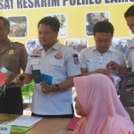 Mantan kades yang dihadirkan dalam pers rilis Polres Lamongan.