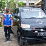 Bhabinkamtibmas Desa Krembangan Bripka M. Fahrurrozi foto bersama Kapolresta Sidoarjo Kombes Pol Sumardji, berikut mobil ambulans sumbangannya.