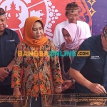 Wali Kota Mojokerto, Ika Puspitasari, saat menyaksikan Mendag, Zulkifli Hasan, menandatangani MoU dan perjanjian kerja sama. Foto: ROCHMAT SAIFUL ARIS/BANGSAONLINE