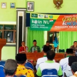 Camat Jatirogo Nawawi mewakili MWC NU setempat memberikan sambutan saat penyerahan bantuan.