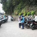 JUJUGAN - Parkiran obyek wisata air terjun Sedudo dipenuhi motor pengunjung. foto: soewandito/BANGSAONLINE