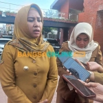 Wali Kota Mojokerto, Ika Puspitasari, saat memberi keterangan kepada awak media. Foto: ROCHMAT SAIFUL ARIS/BANGSAONLINE