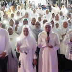 Ning Ita bersama Gubernur Khofifah saat menghadiri Tabligh Akbar di Alun-Alun Kota Mojokerto.