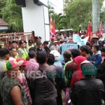 Tuntut penyelesaian kasus korupsi, puluhan massa demo Kejari Blitar. foto: AKINA/ BANGSAONLINE