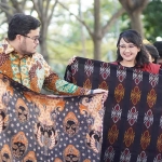 Bupati Kediri, Hanindhito Himawan Pramana, dan istrinya, Eriani Annisa Hanindhito, saat ikut memamerkan motif batik panji. Foto: Ist 