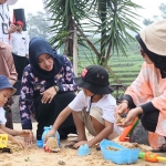 Bupati Mojokerto, Ikfina Fahmawati, saat memantau perkembangan balita di wilayahnya.