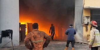 Diduga Korsleting Listrik, Gudang di Balongbendo Sidoarjo Ludes Terbakar