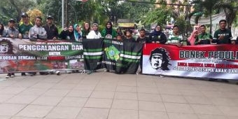 5 Aksi Simpatik Bonek Mania yang Bikin Haru