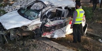 Mobil Ditabrak KA di Lamongan, Seorang Balita Tewas dan Sopir Luka Parah