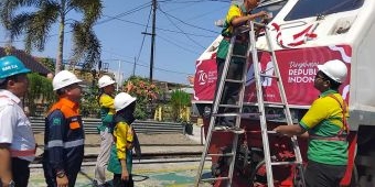 Rayakan HUT RI, PT KAI Daop 7 Bersama Pecinta Kereta Api Hias Lokomotif