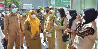 Berisiko Tinggi, Wabup Gresik Bagikan Alkon, Minta Tunda Kehamilan di Masa Pandemi