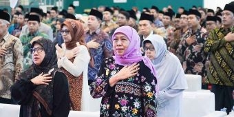 Hari Pertama Kampanye, Khofifah Silaturahmi ke Kiai dan Tokoh di Pengukuhan Dr HC KH Zulfa Mustofa