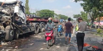 Sopir Ngantuk, Truk Trailer Muat Plat Besi Seruduk Truk Trailer Muat Semen di Lamongan 