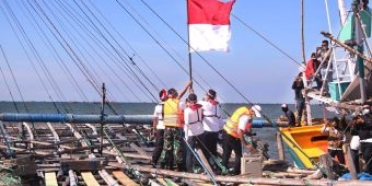 Bersama Nelayan, Wali Kota Pasuruan Kibarkan Bendera Merah Putih di Tengah Laut