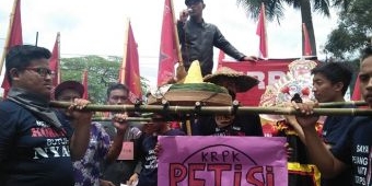 Kejari Blitar Kembali Didemo, Kali Ini Massa Bawa Tumpeng dan Barongan