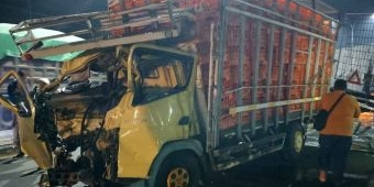 Diduga Mengantuk, Truk Ayam Tabrak Tronton di Jombang