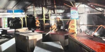 Diduga Korsleting, Pasar Simpang Darmo Terbakar