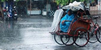 Tetap Semangat Mengayuh Becak, Meskipun Datangnya Musim Hujan