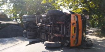 ​Tanah Ambles, Truk Muat Pasir Terguling di Jalan Pahlawan Lamongan