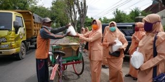 DWP Diskominfo Sumenep Bagikan Sembako ke Tukang Becak dan Pemulung