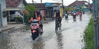 Banjir di Tanggulangin Sidoarjo, Siswa Belajar di Masjid