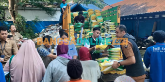 Operasi Pasar Beras Murah di Kantor Kecamatan Kota Kediri Diserbu Warga